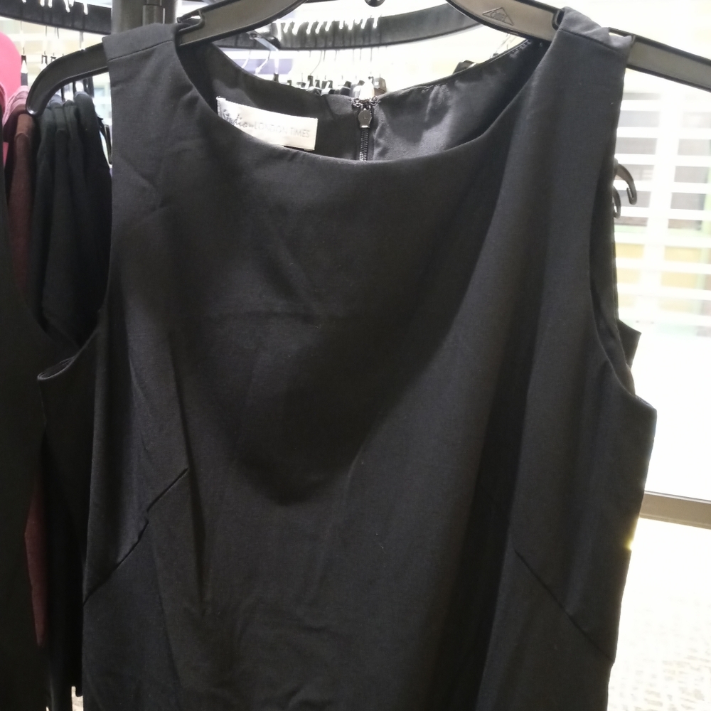 black sleeveless dress